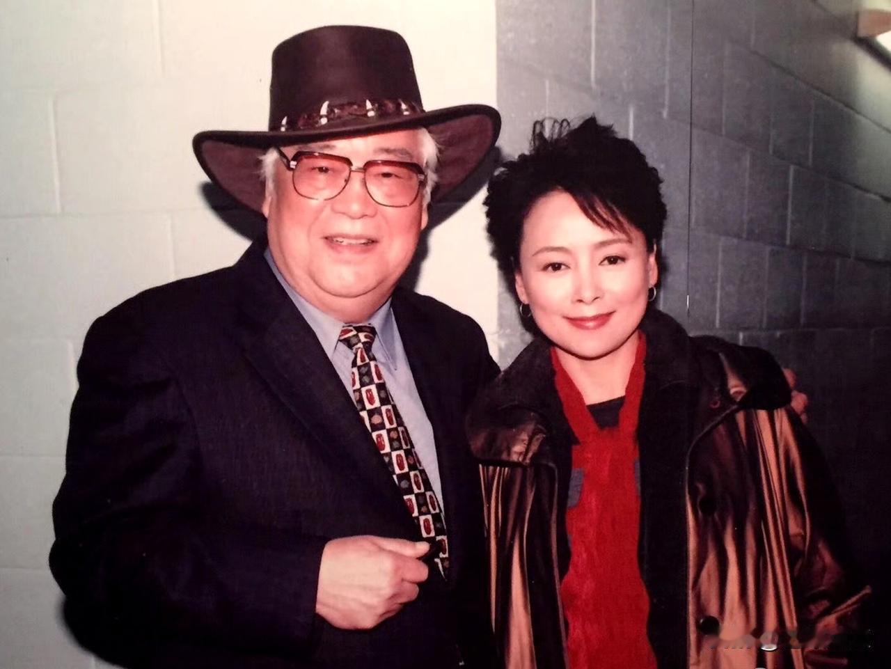 左边著名电影表演艺术家于洋，五十年代他主演的《英雄虎胆》成为经典影片。七十年代他