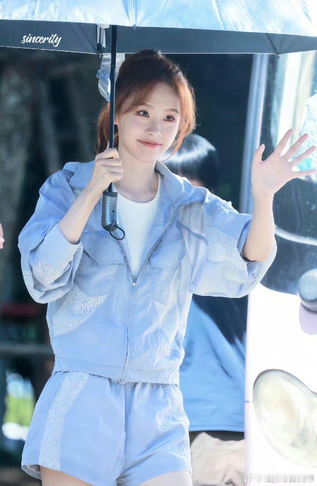卢洋洋演现偶我的眼睛有救了 看她演现偶像在看真实恋爱纪录片，眼神里的情绪藏不住，