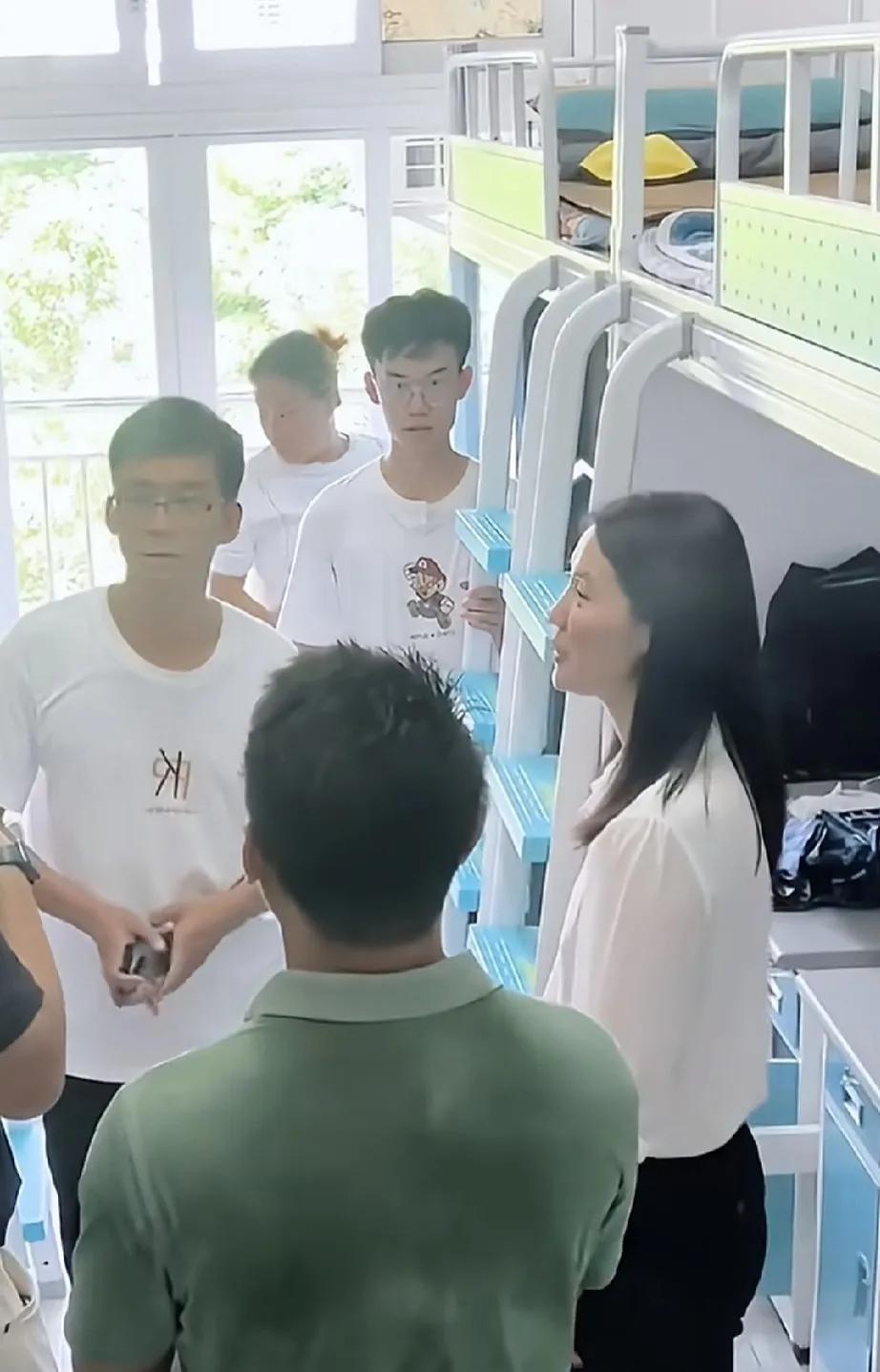 唐尚珺进入华南师范大学就读，接下来要做好5件事情:

1，转专业！
他喜欢师范类