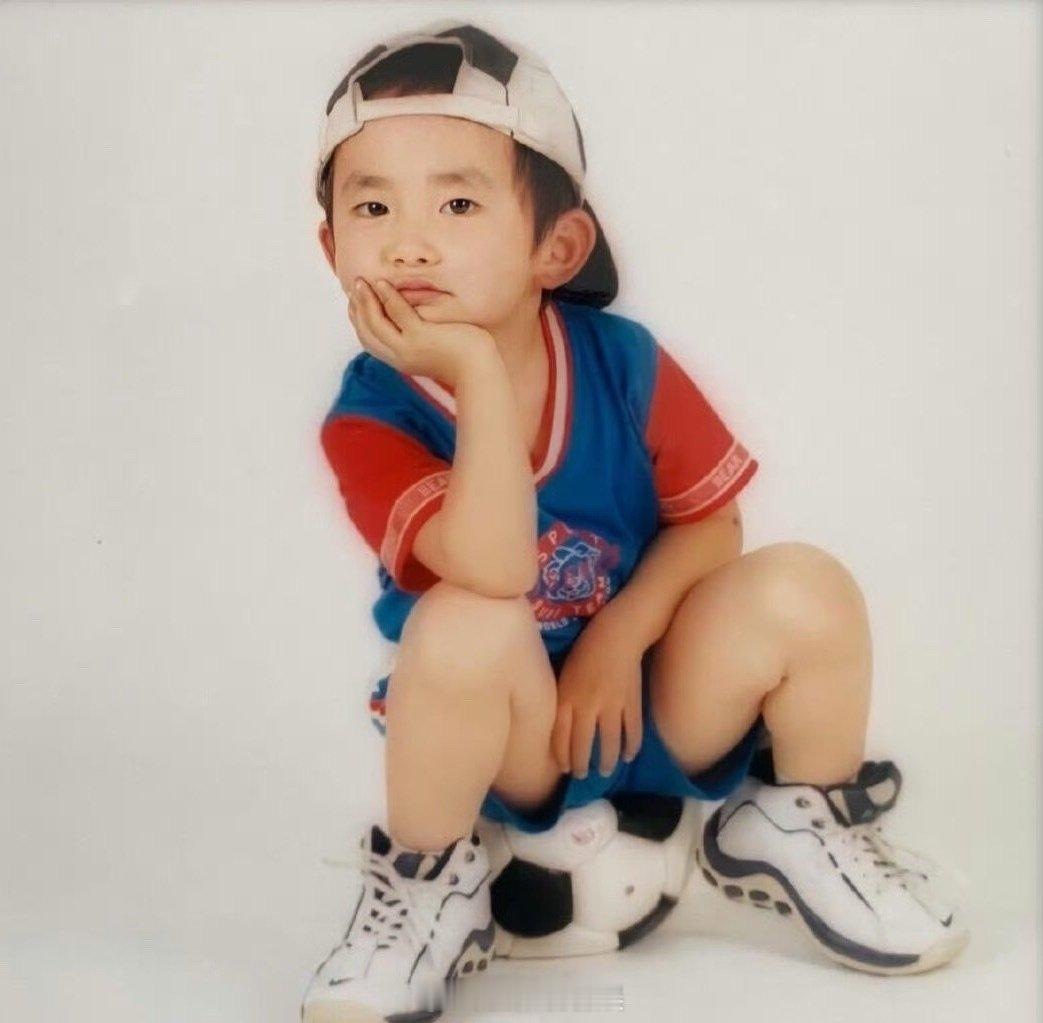 易烊千玺童年照片反差感 考古到一组童年照片，又乖又可爱又有点莫名喜感，尤其是鸡窝