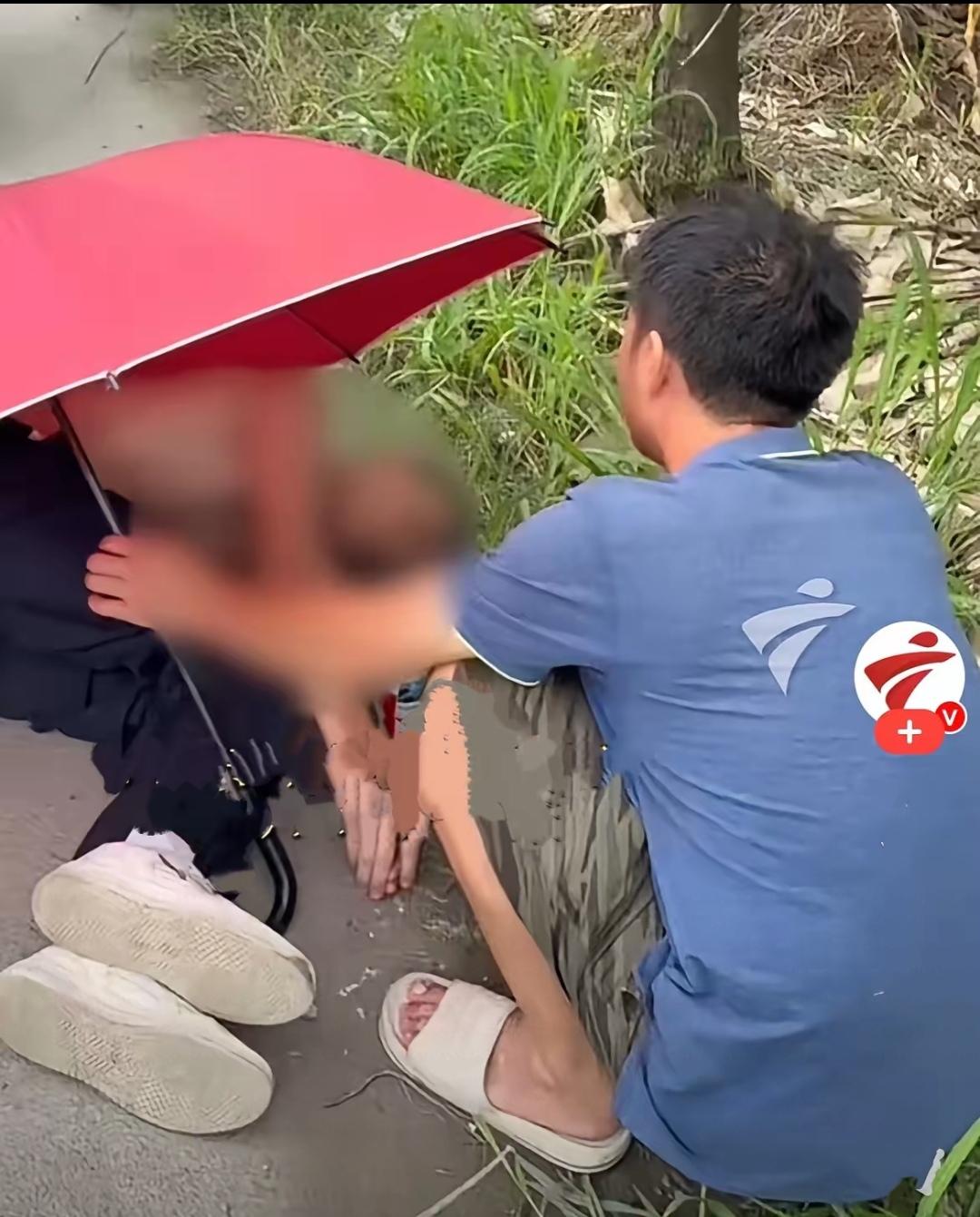 近日，广东中山退役军人王国良和妻子驾车出行途中意外发现路边躺着一名男子，一动不动