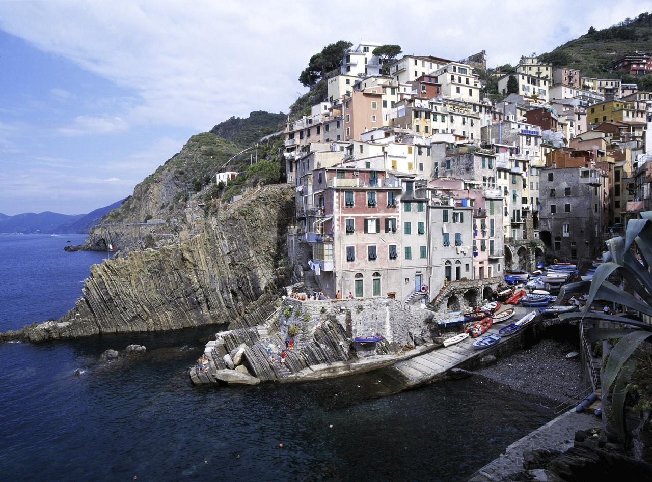 影像的意义，在于见证。而修图的意义，在于重塑见证。
这组名为“对话式修图”的里奥