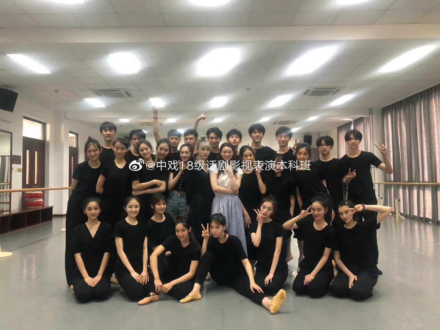 易烊千玺胡先煦罗一舟李兰迪大学合照 