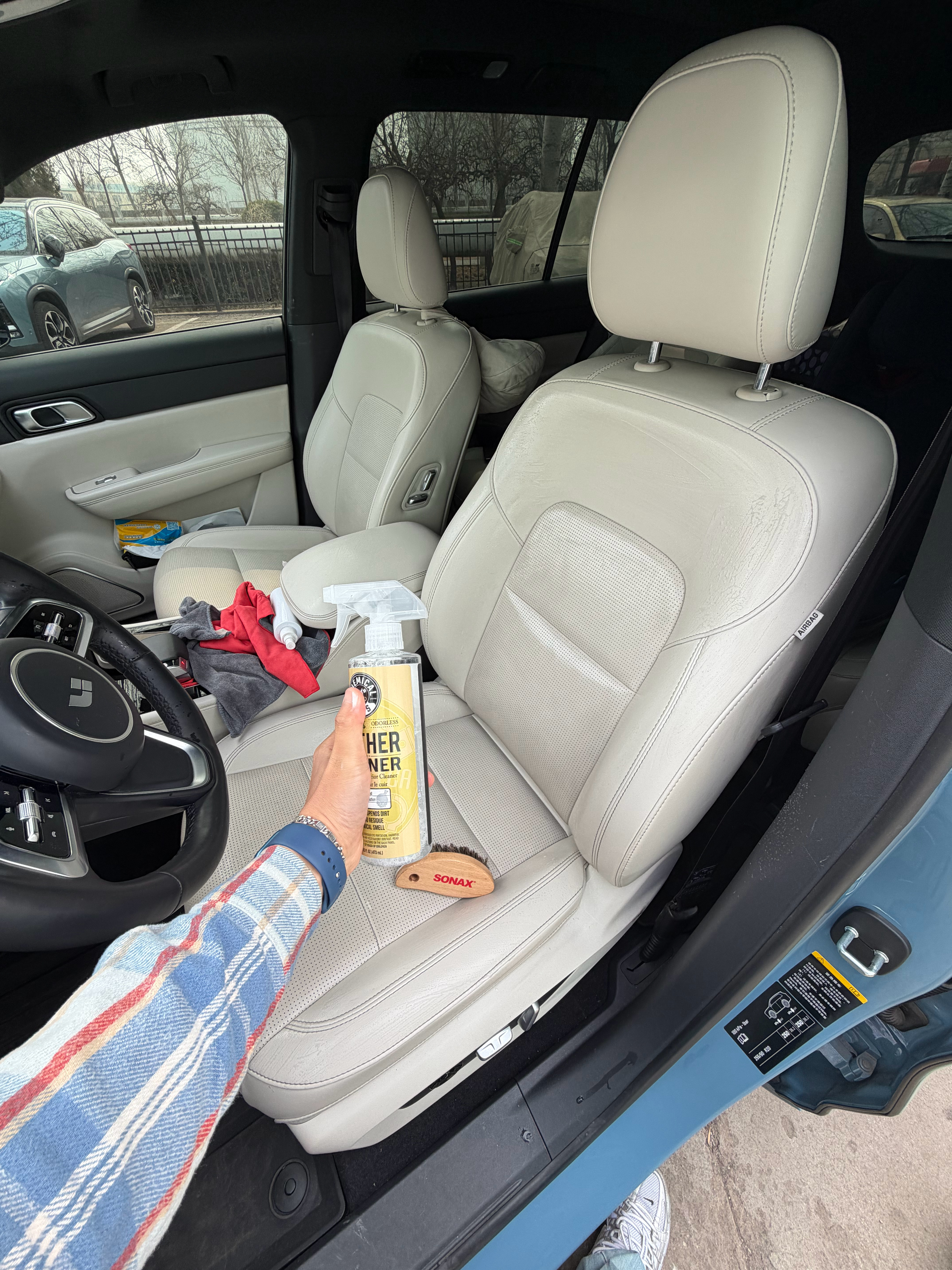 昨天开理想，碳中和一下。顺势把座椅洗一洗，很多人觉得白色内饰不好打理其实我觉得大