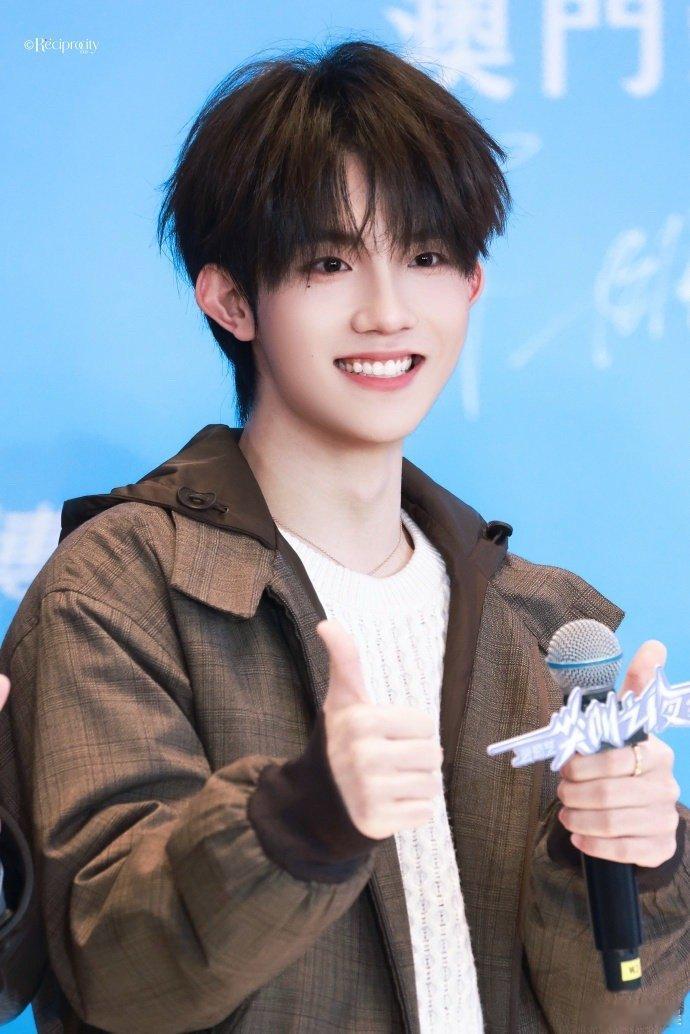 苏新皓红毯像是在发光尖叫之夜红毯发光少年上线！苏新皓自带贵气感，灯光下发丝都泛光