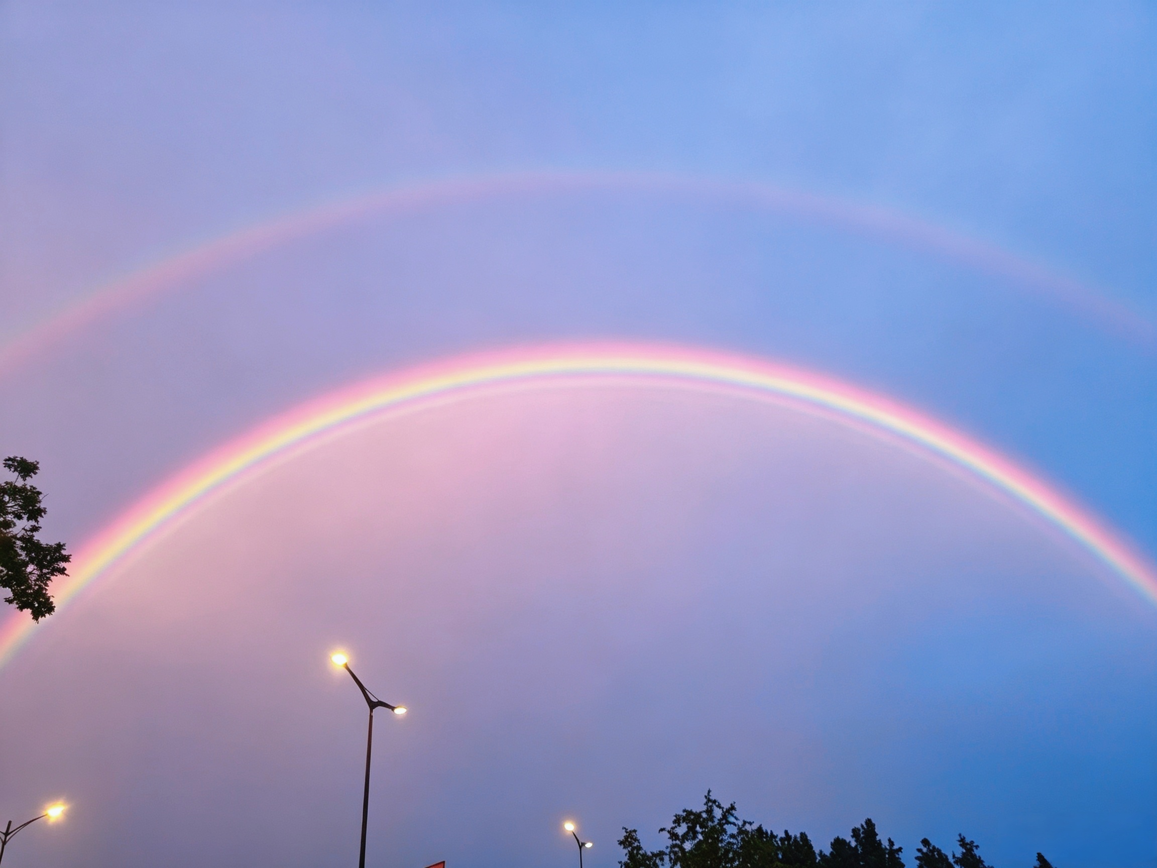幸福加倍就是走出地铁站抬头🌈我看到了彩虹🌈 