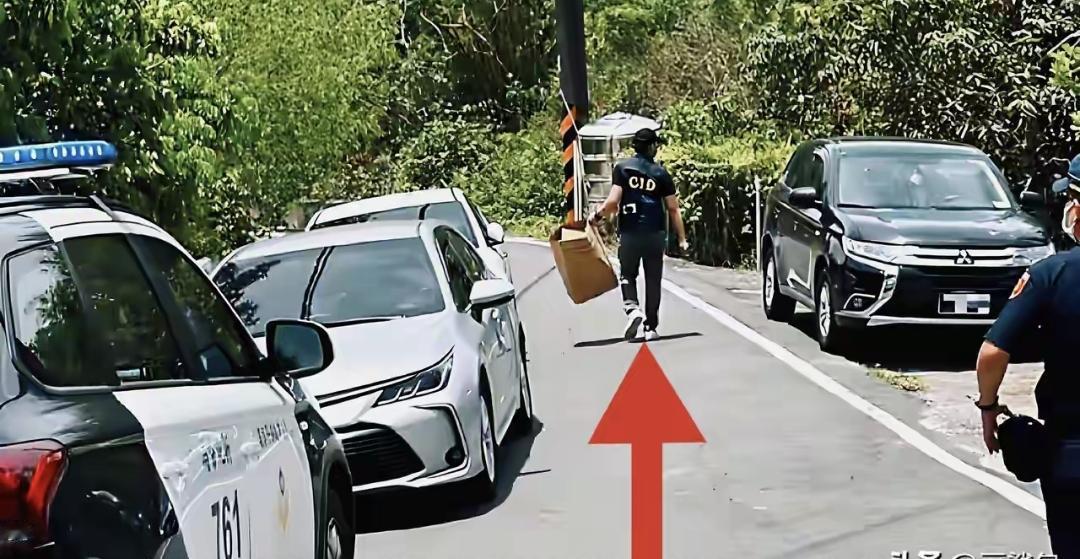 那天早上里长提着米上门，老太太摆摆手退了回去。她前一晚还跟二女儿打电话，说“你明