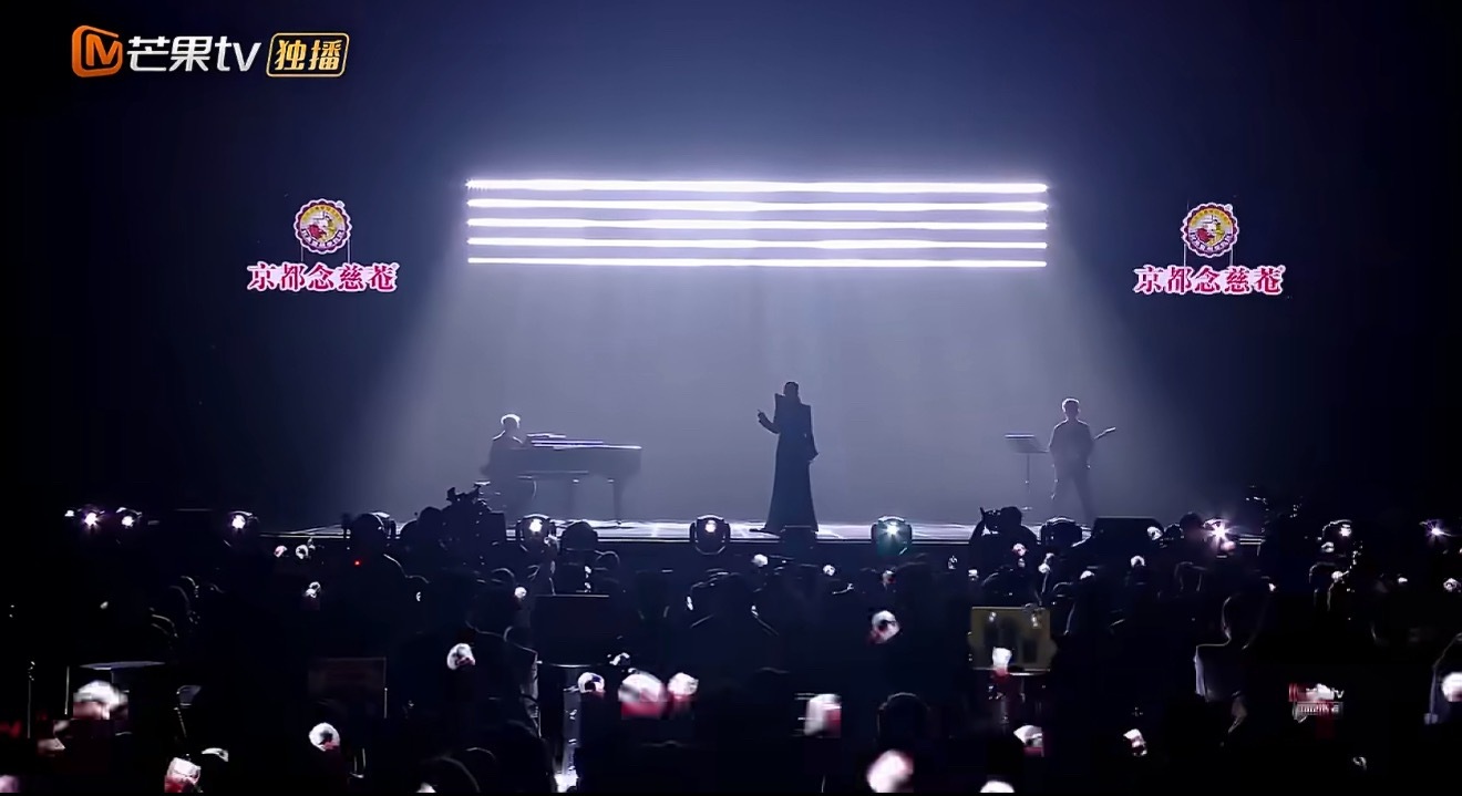 那英新歌你音综首唱那英新歌《你》首唱舞台🈶，一开口就把我惊艳到了，爱听，多唱！