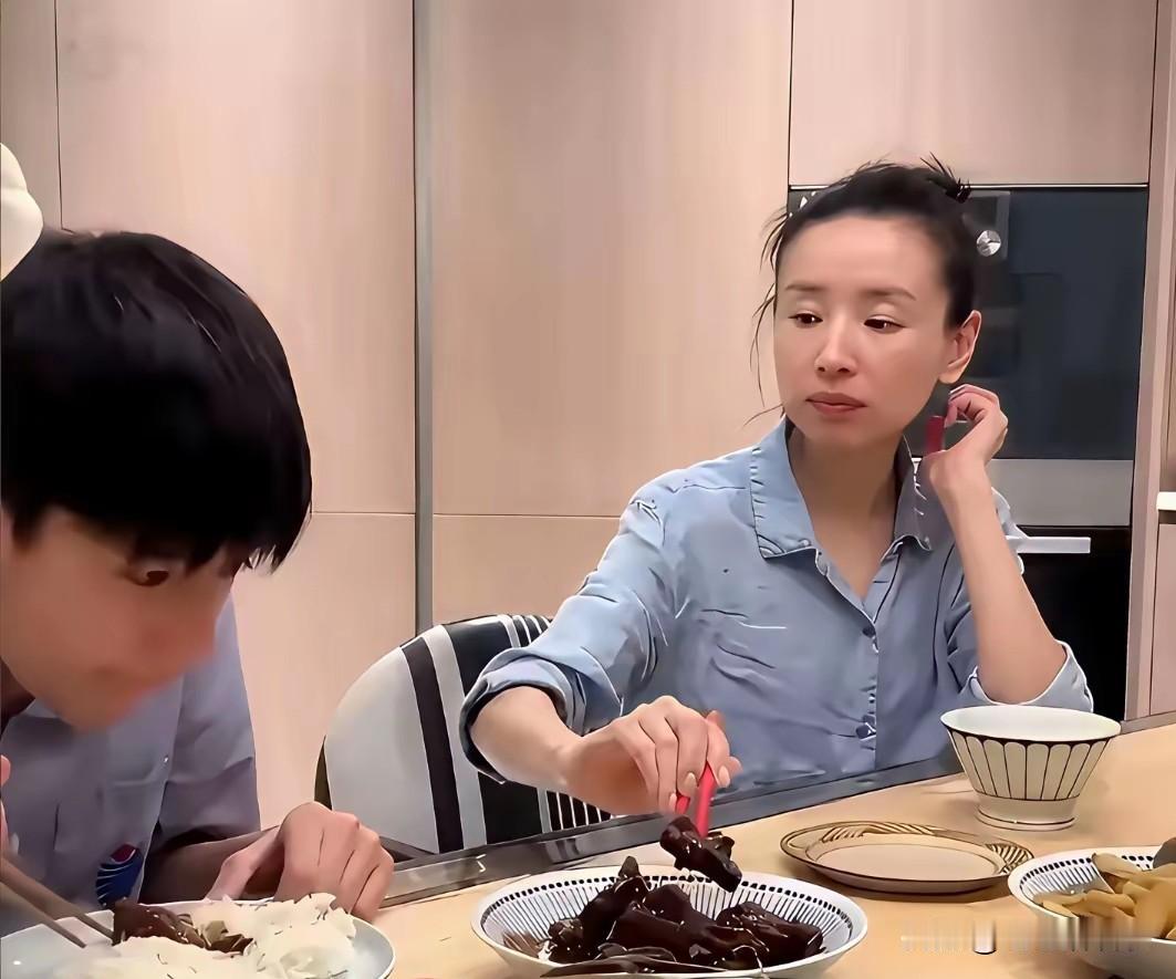 董洁这是在打大众的脸吗   
     总是有人只站在自己的立场考虑，完全忽略这