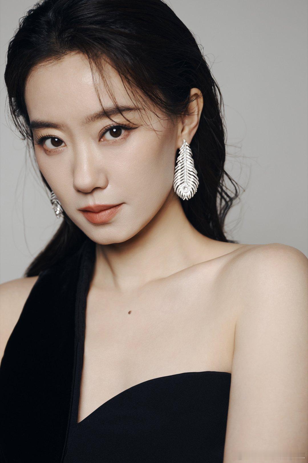 张小斐北影节内场换上了 Antonio Grimaldi 2025 秋冬定制系列