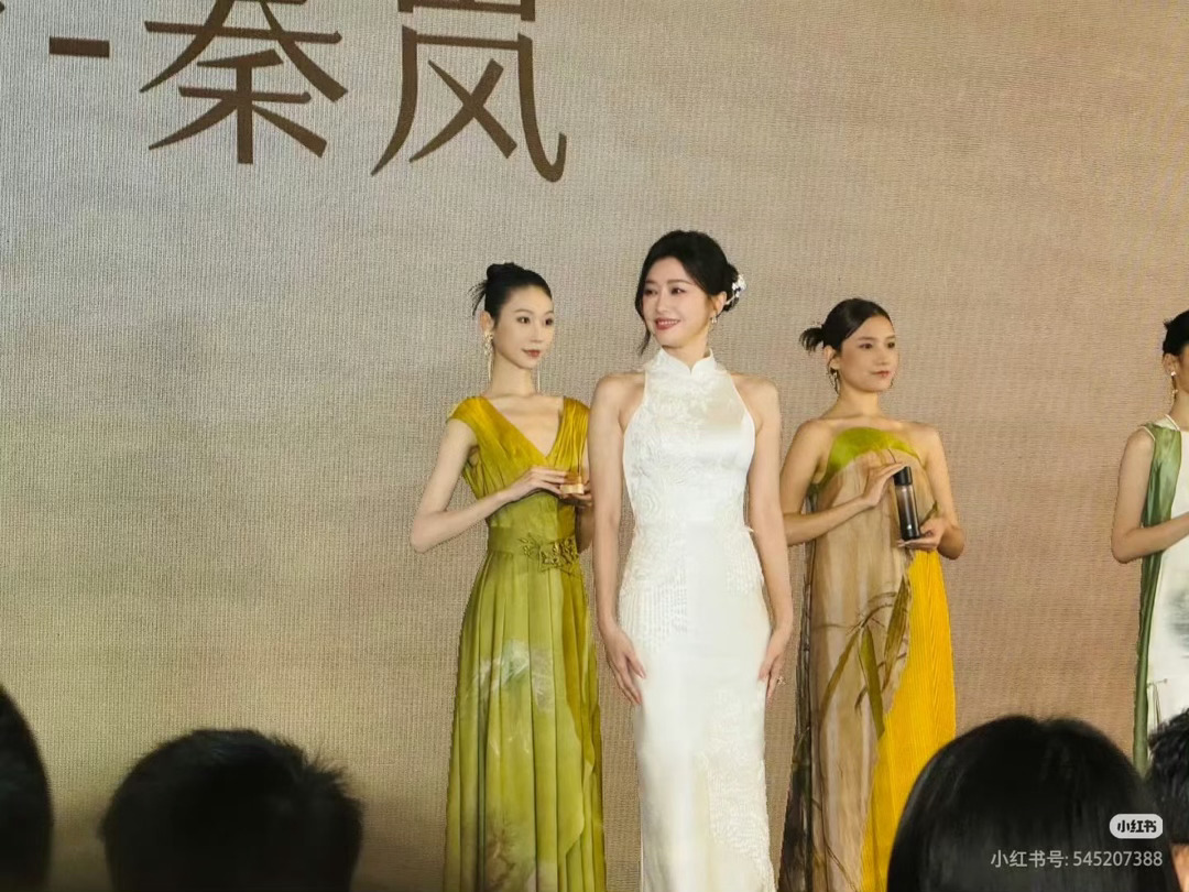 秦岚银簪配旗袍秦岚美人如玉具象化 秦岚这组中式造型太绝了！白旗袍勾勒窈窕曲线，银