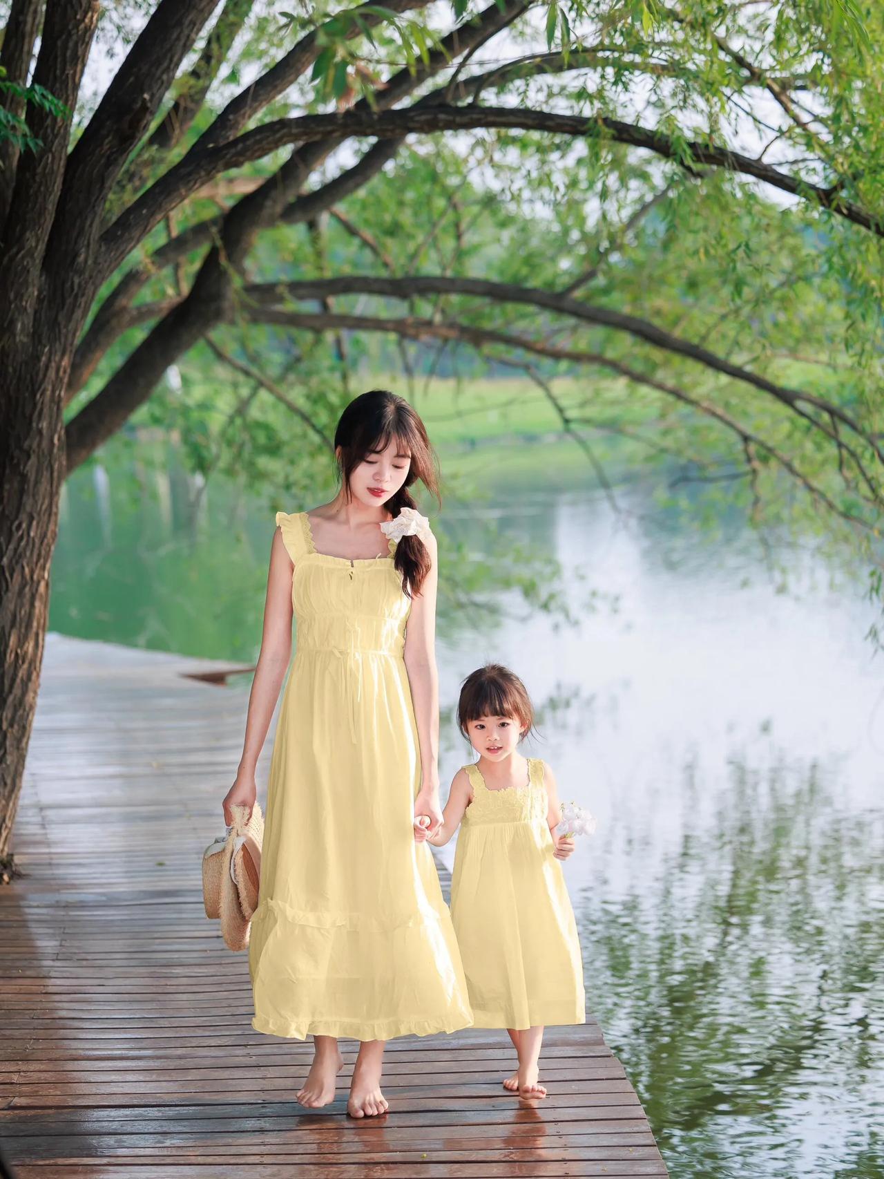 长裙飘飘#手牵童儿#同版本的母女#亲子穿搭