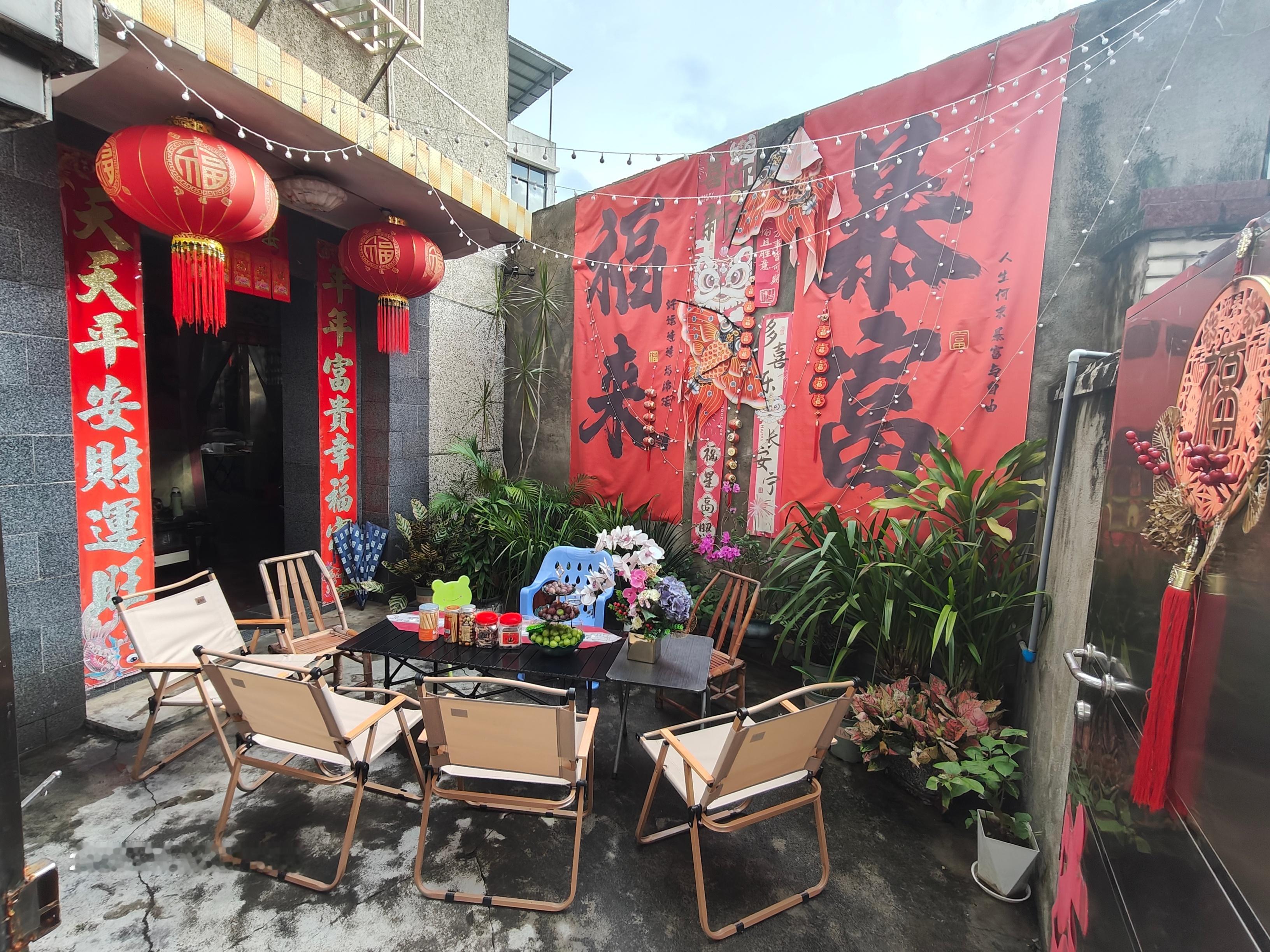 在小院忙了一天了，准备了16个菜加莲藕鸭汤，一共17个菜，战友喝酒到9点半。后面