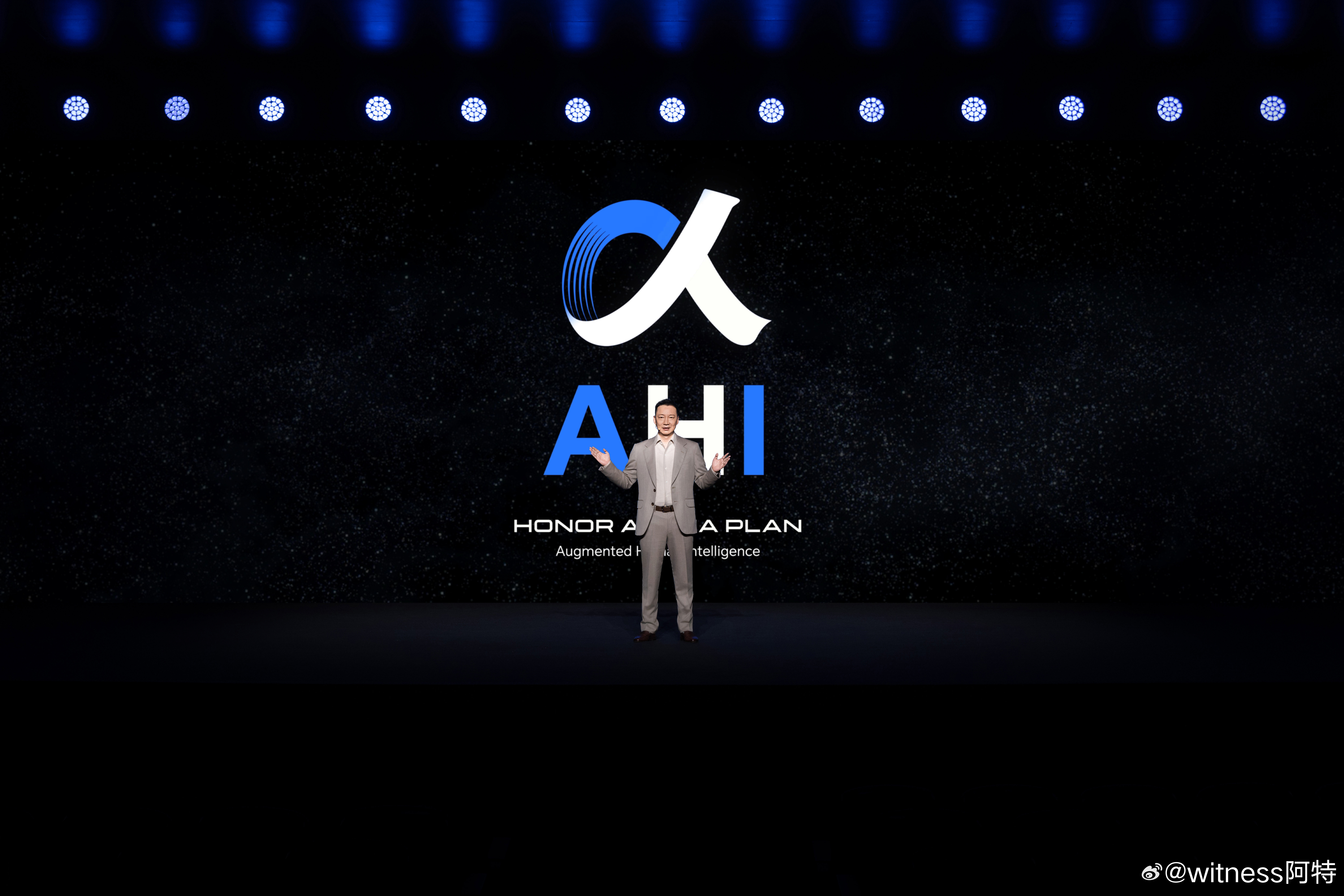 【荣耀CEO李健称让AI既有IQ又有EQ】在2026世界移动通信大会上，荣耀CE