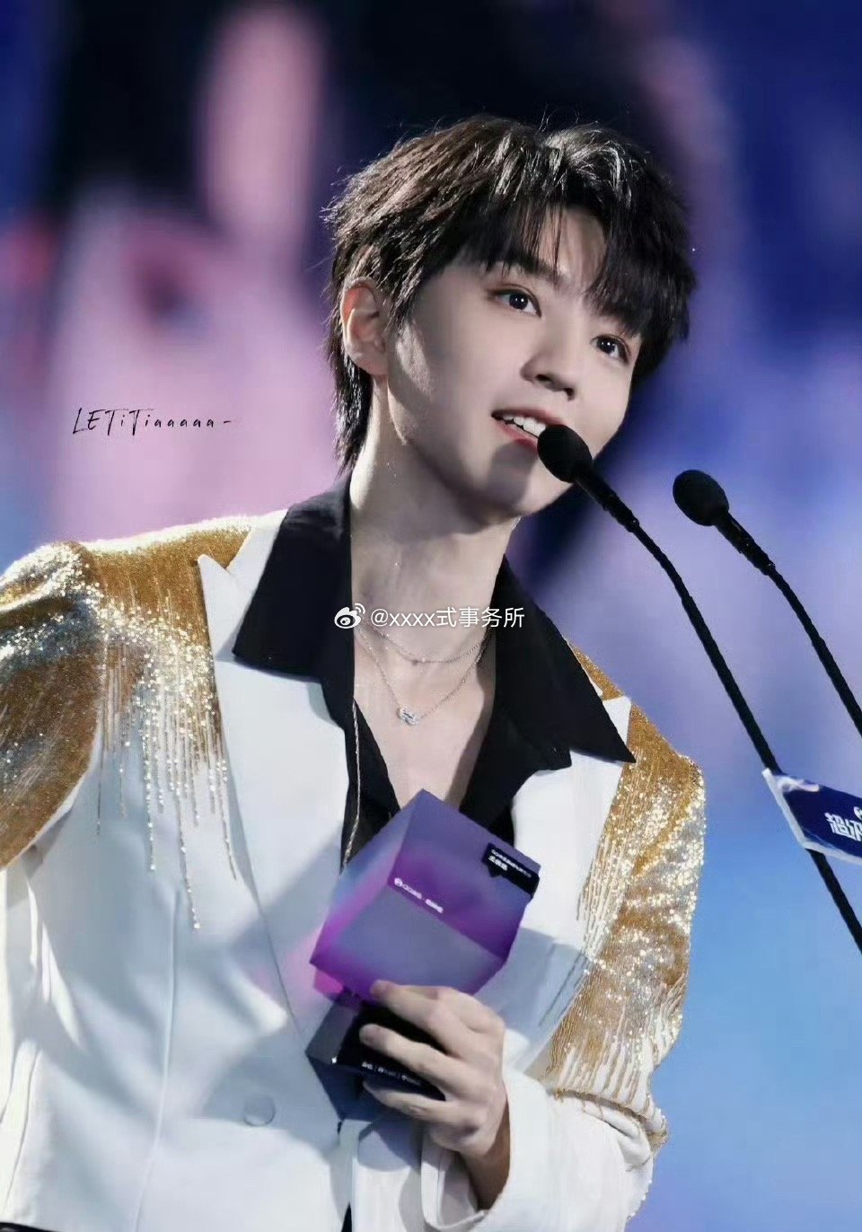 王俊凯 丁禹兮巅峰之夜昨日状态 比完灯牌比颜值王俊凯丁禹兮领奖生图