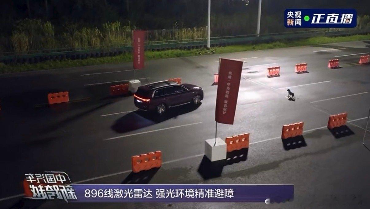 夜间开车最担心什么深夜火车站周边车流人流混杂，行人匆忙横穿马路，电动车扎堆载客快