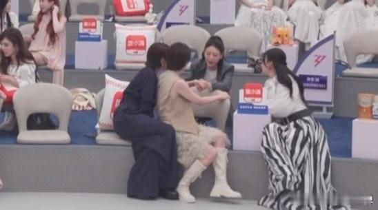 徐洁儿李心洁吃江语晨的瓜徐洁儿李心洁有什么是我们不能听的 浪姐直播里徐洁儿李心洁