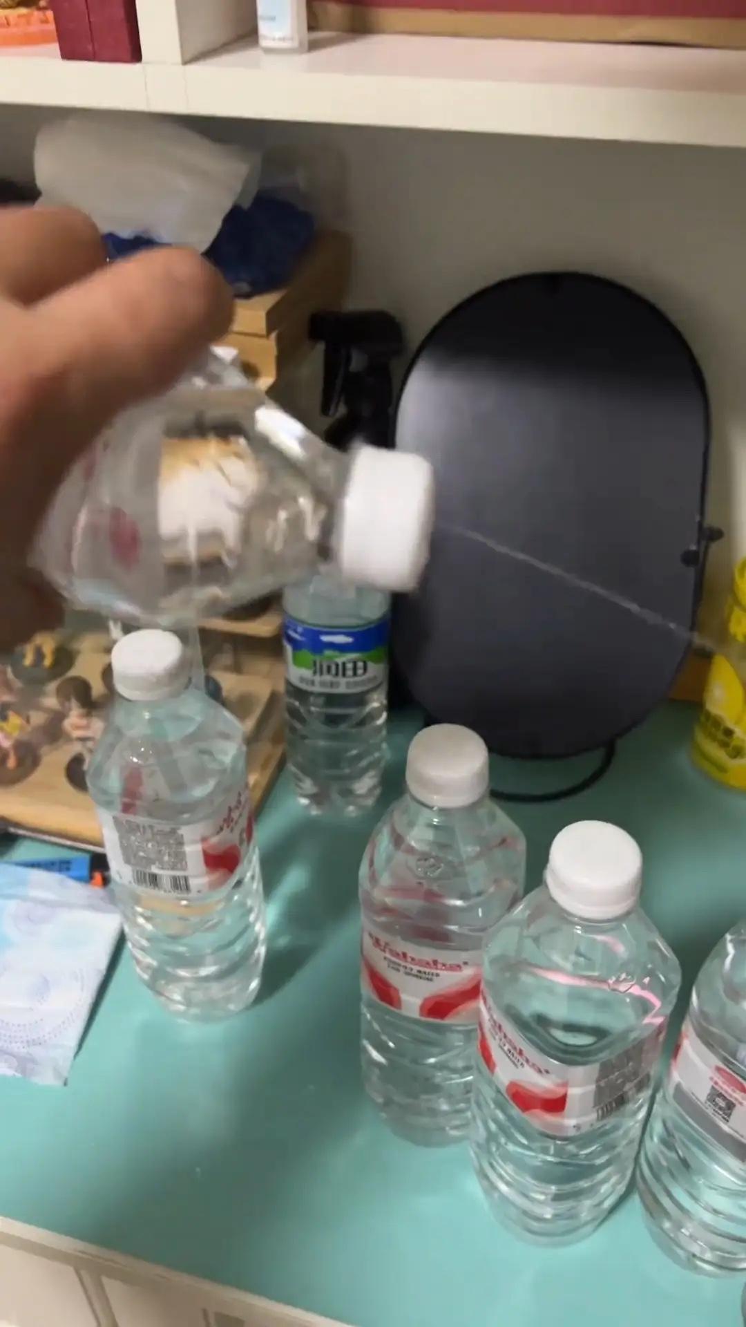 吉林四平，男子外卖点了一箱12瓶装的水，他连喝了2瓶半，却觉得怎么喝都不解渴，喝