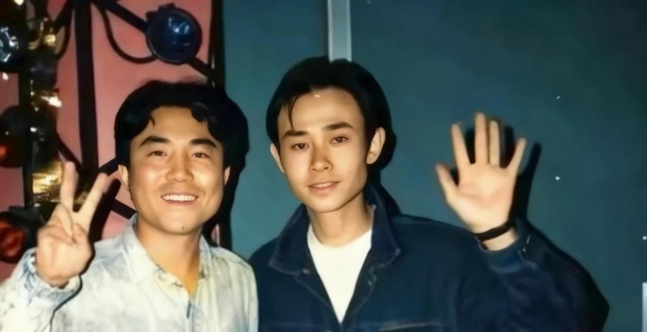 原来21岁时的刀郎长这样，帅气英俊，第一眼看过去就是帅哥级别的存在，发量多，气质