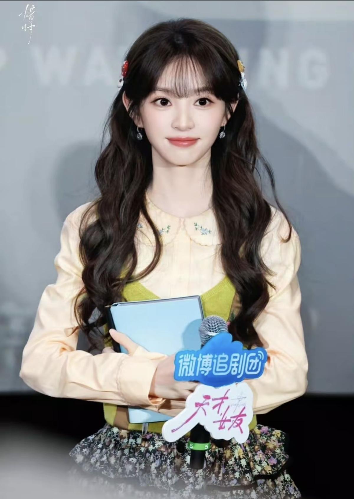  谁能拒绝田曦薇这种软乎乎的甜妹造型，每一帧都好治愈[给力]发夹、卷发、温柔浅笑