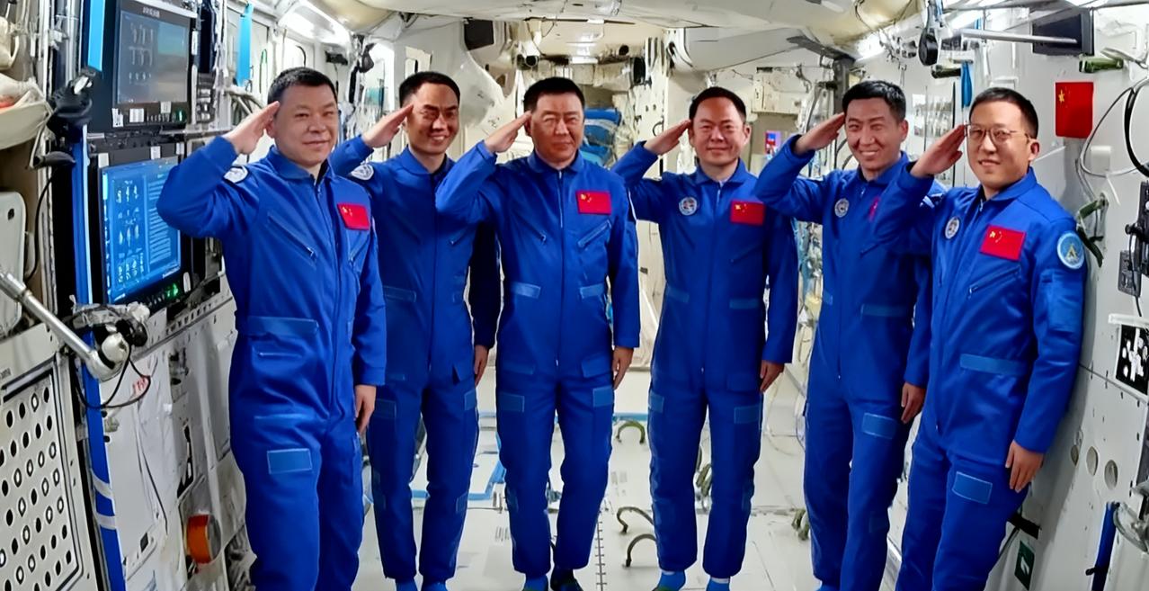 疑遭碎片撞击，神舟20号返回推迟