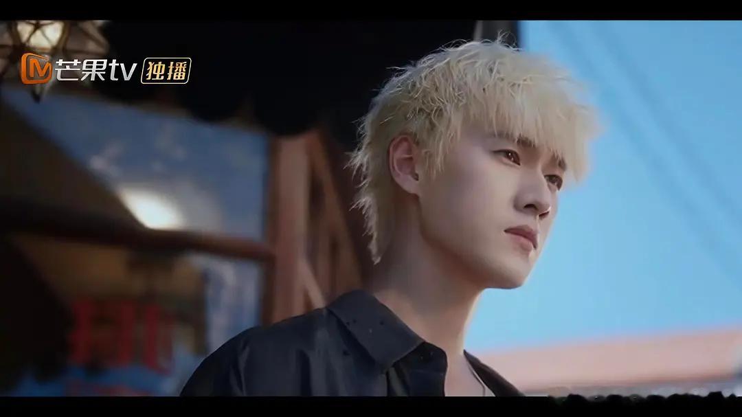 这两人金毛造型对比，你get到了谁的苏感 