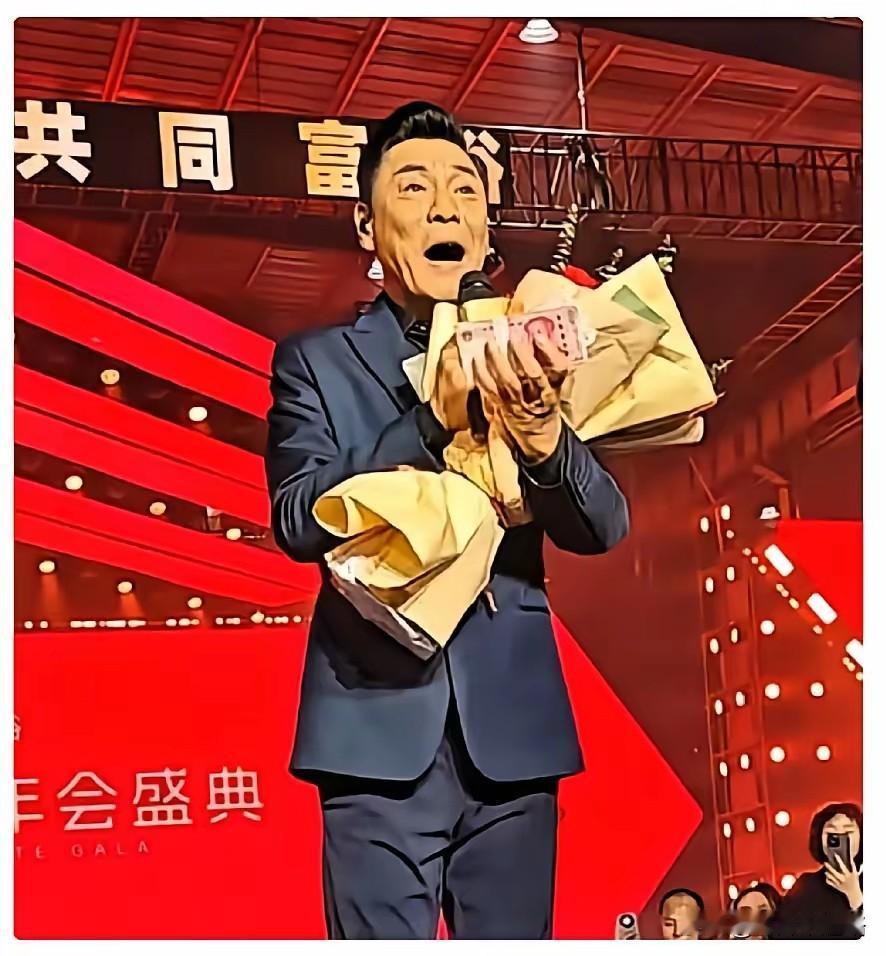 屠洪纲这格局，
一开口就赢麻了！
河南矿山老板崔培军当场给屠洪纲拿了厚厚一叠现金