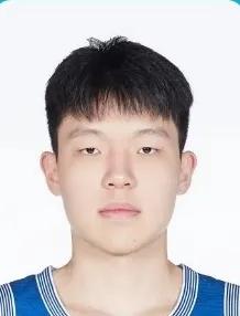 杨瀚森与王哲林身体素质对比，到底谁更强？
杨瀚森
18岁，身高2.17，体重11