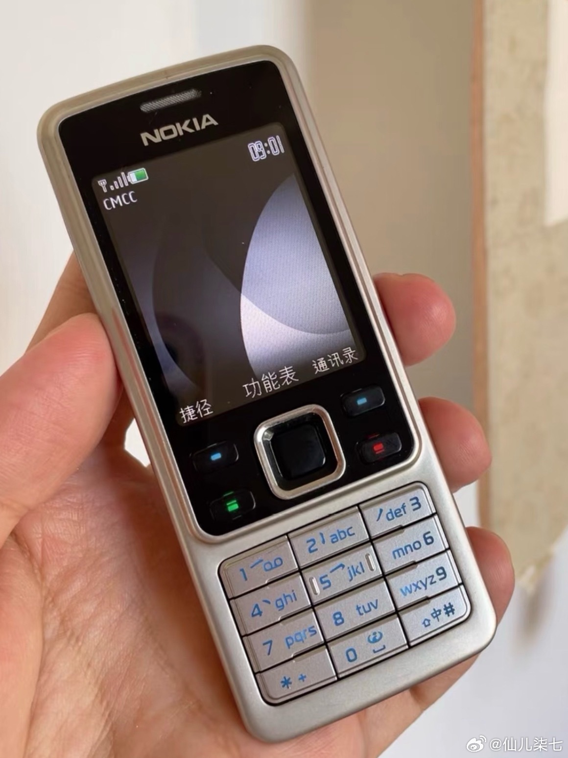 小时候睡觉前都要关机，还要把手机拿的远远的，因为怕有辐射对脑子不好。没网的时代最