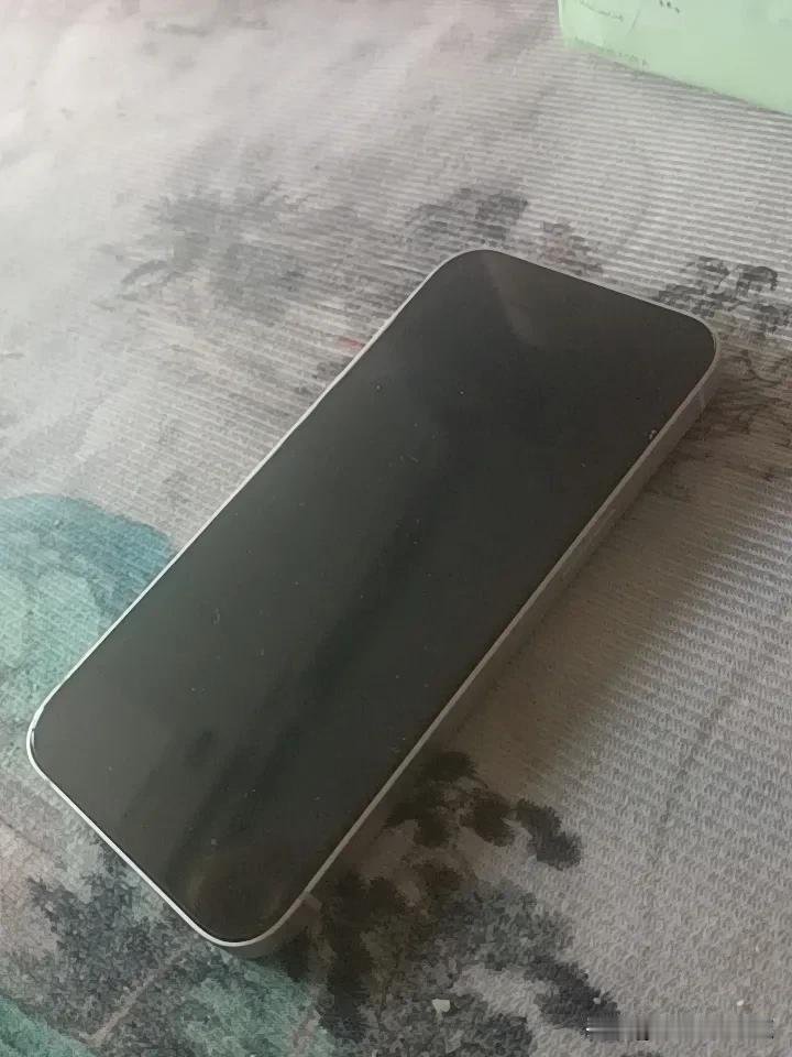 用了快5年的手机，舍不得买个新手机。
手里存款也有5万块钱，过一段时间再买吧，预