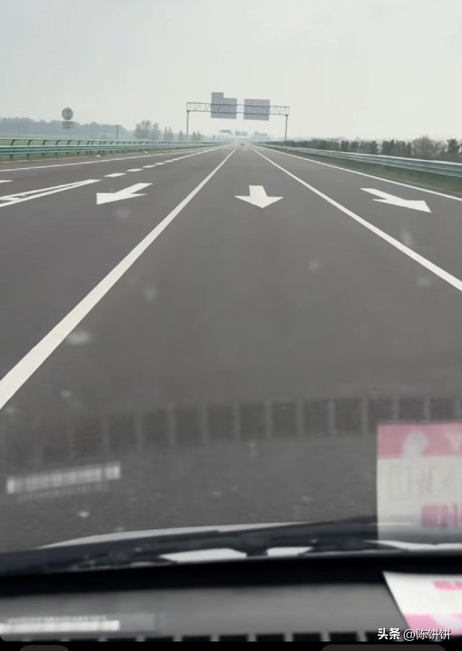 第一次开车上高速，为什么标志牌和箭头是反的？