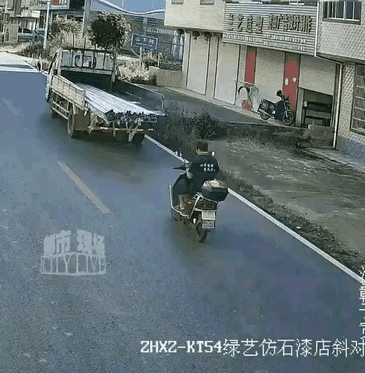 开车看手机
大忌啊[叹气]