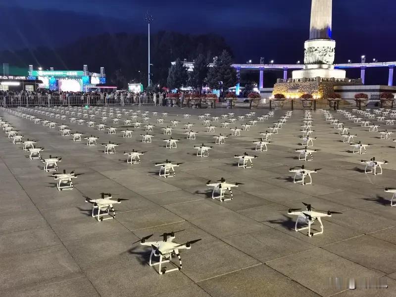 最近乌军靠着各类改装无人机，把俄军多条补给公路掐得死死的，前线物资运输频频遇阻，