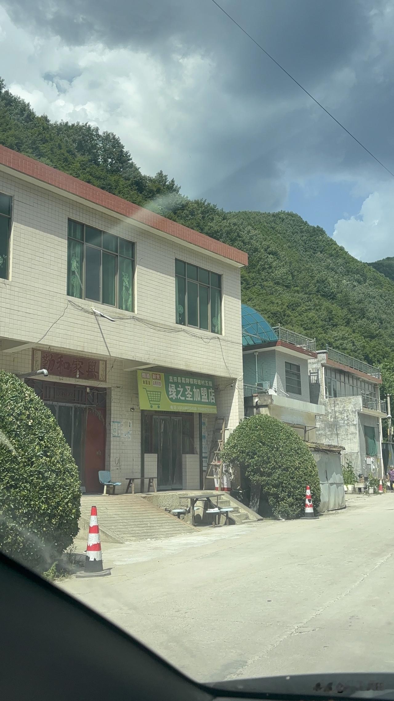 蓝田葛牌阳坡村五组这里，这个老房子，过去的四合院，看着保留的基本完整。现在这样的