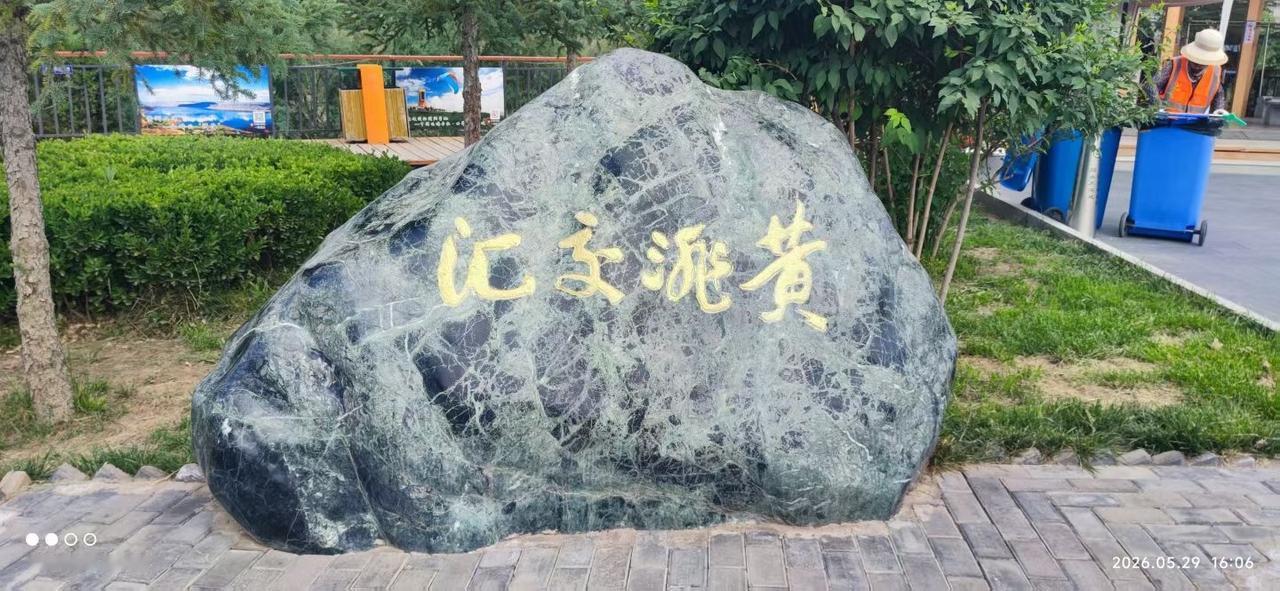 “黄洮交汇”是浑浊灰黄的洮河与碧绿清澈的黄河在此碰撞出奇妙的景象,形成一道“泾渭