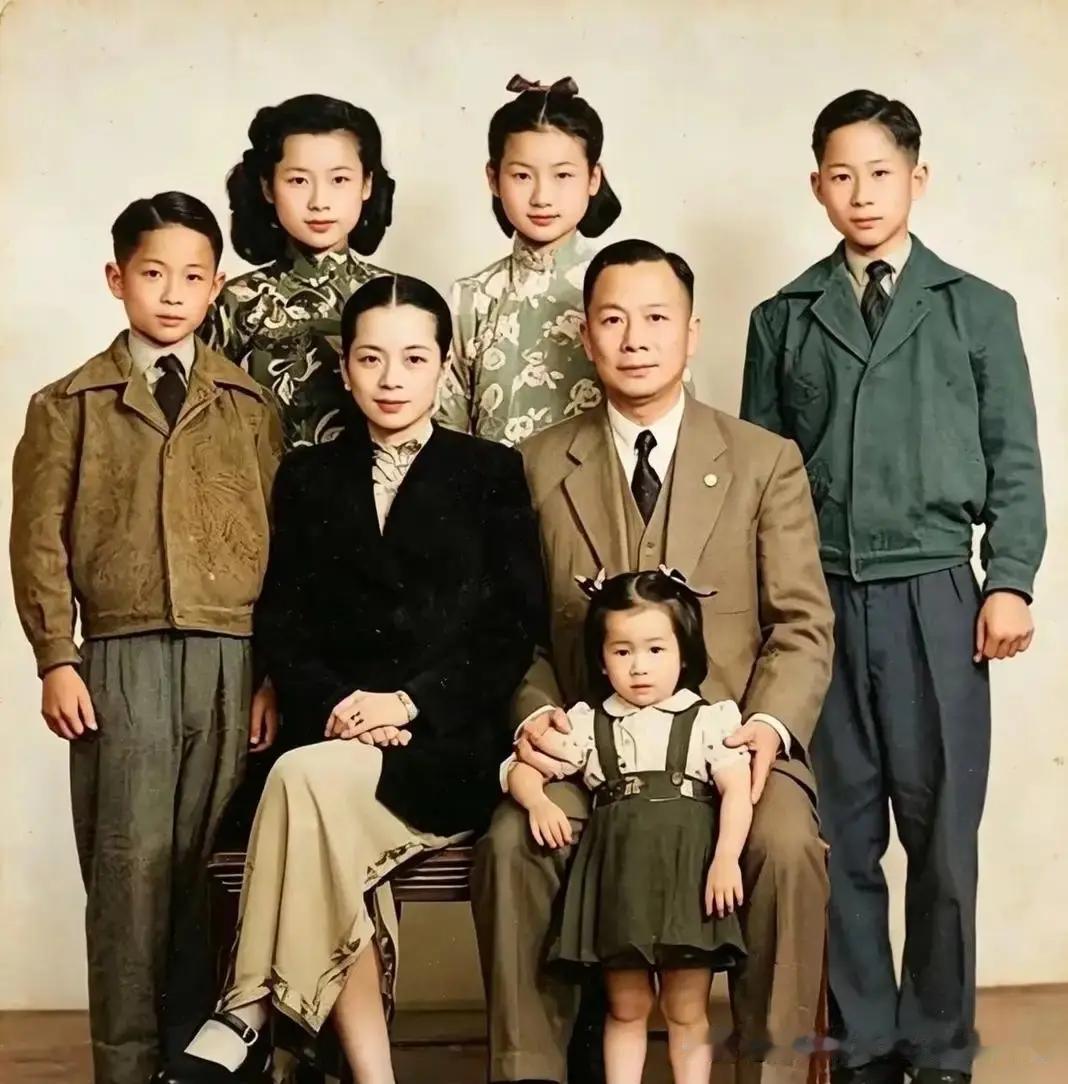 1948年刘纪文那张罕见全家福太惊艳了，他妻子真可谓貌若天仙、气质不凡！刘纪文本