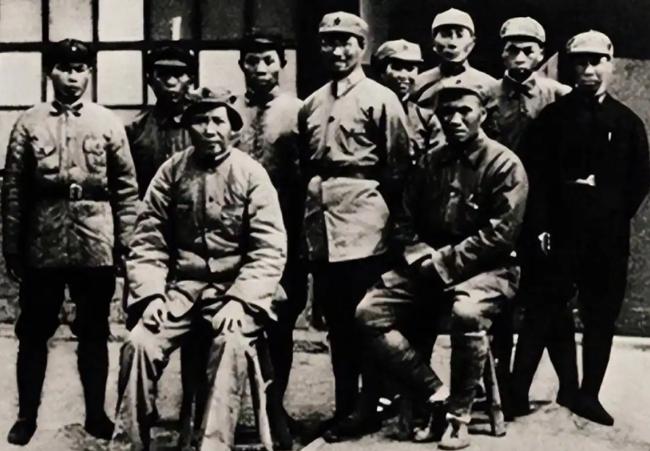 毛主席的警卫员，出了1位大将、2位上将、6-8位少将，另有 1 位中将。能当主席