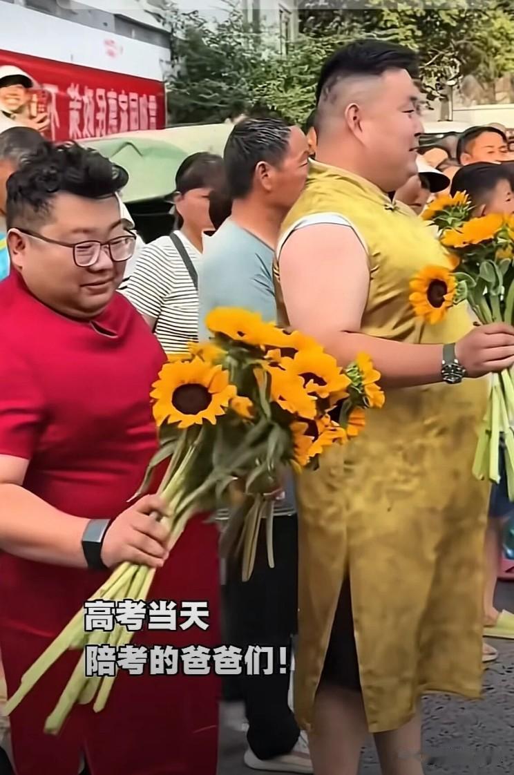 父亲穿状元服为儿子送考
这身行头深藏祝福
高考
不仅是学子的战场
也是很多家长的
