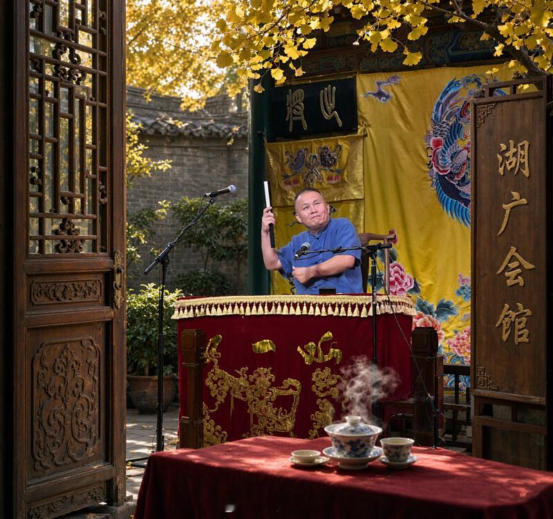 宇宙不在乎人类的存在，自然不在乎人类的悲欢。是人类自己，通过语言和故事，为这个冷