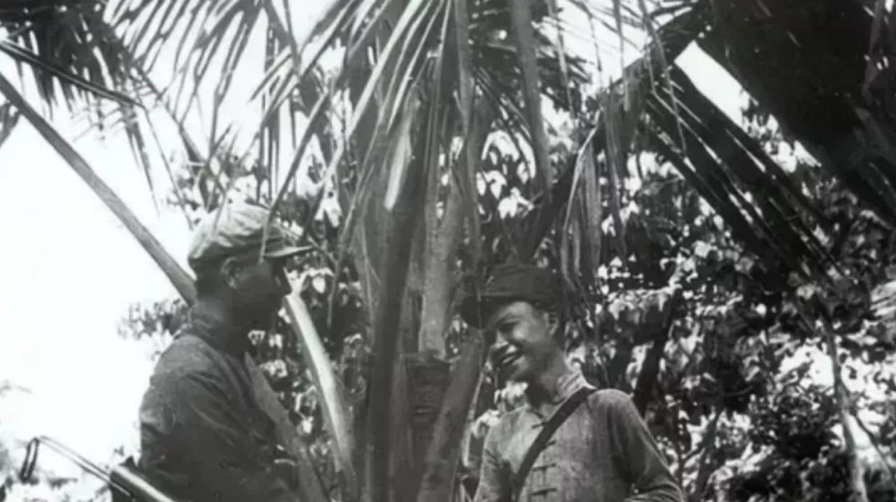 1950 年海南解放时，四野官兵登岛后，看着掩护接应的琼崖纵队战士们，官兵顿时愣