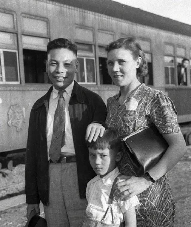 蒋经国拒认私生子，蒋介石望其认回，蒋经国含泪跪求：最好不要
章亚若这姑娘长得漂亮