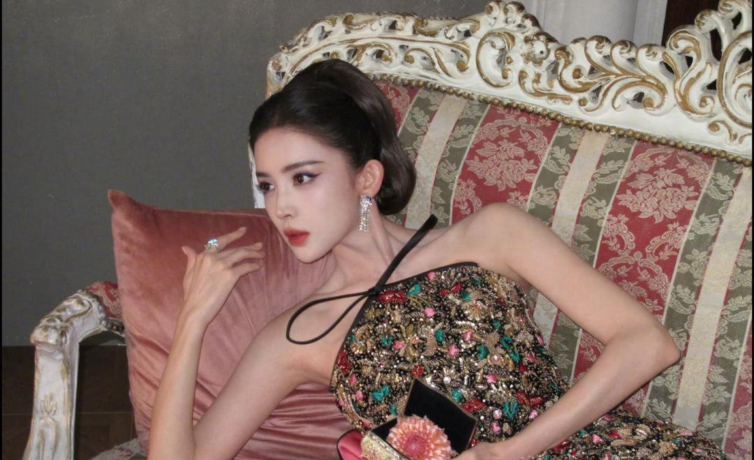 1. 杨洋比较信任自己的团队。虽然粉丝不太支持他出演《等风热吻你》，但他的现偶号