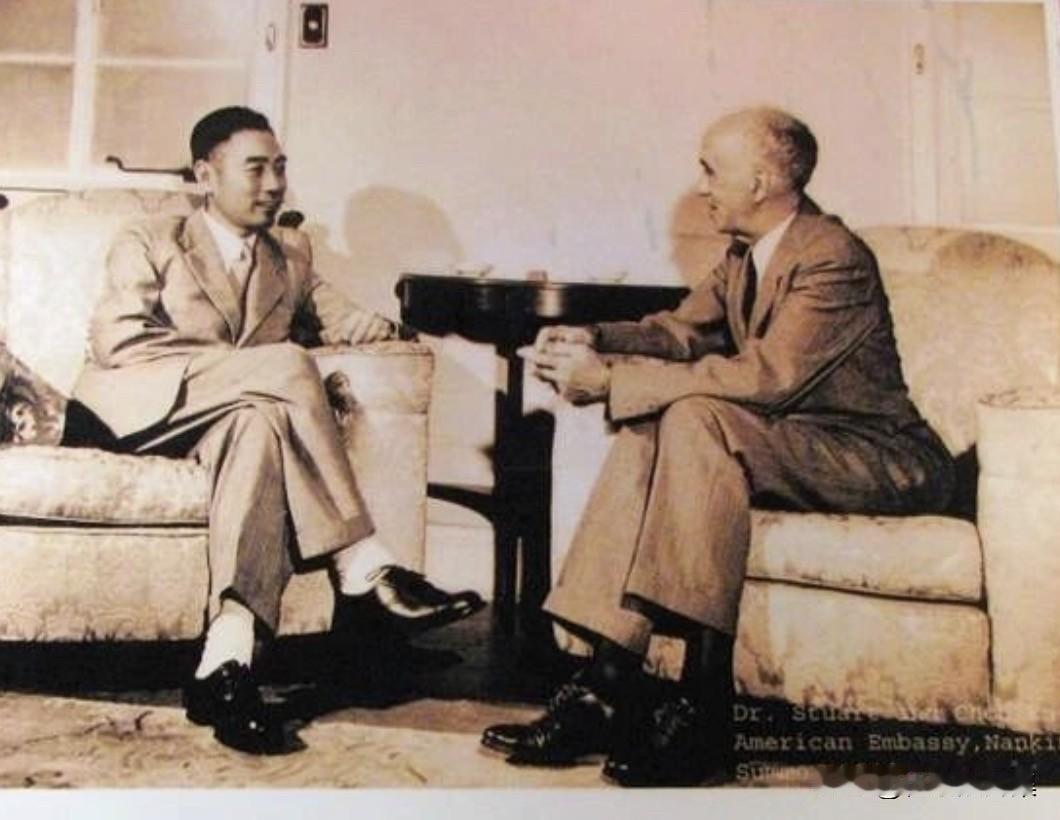 【周总理历史上的今天——7月2日】
1946年7月2日，晚，周恩来在梅园新村，宴