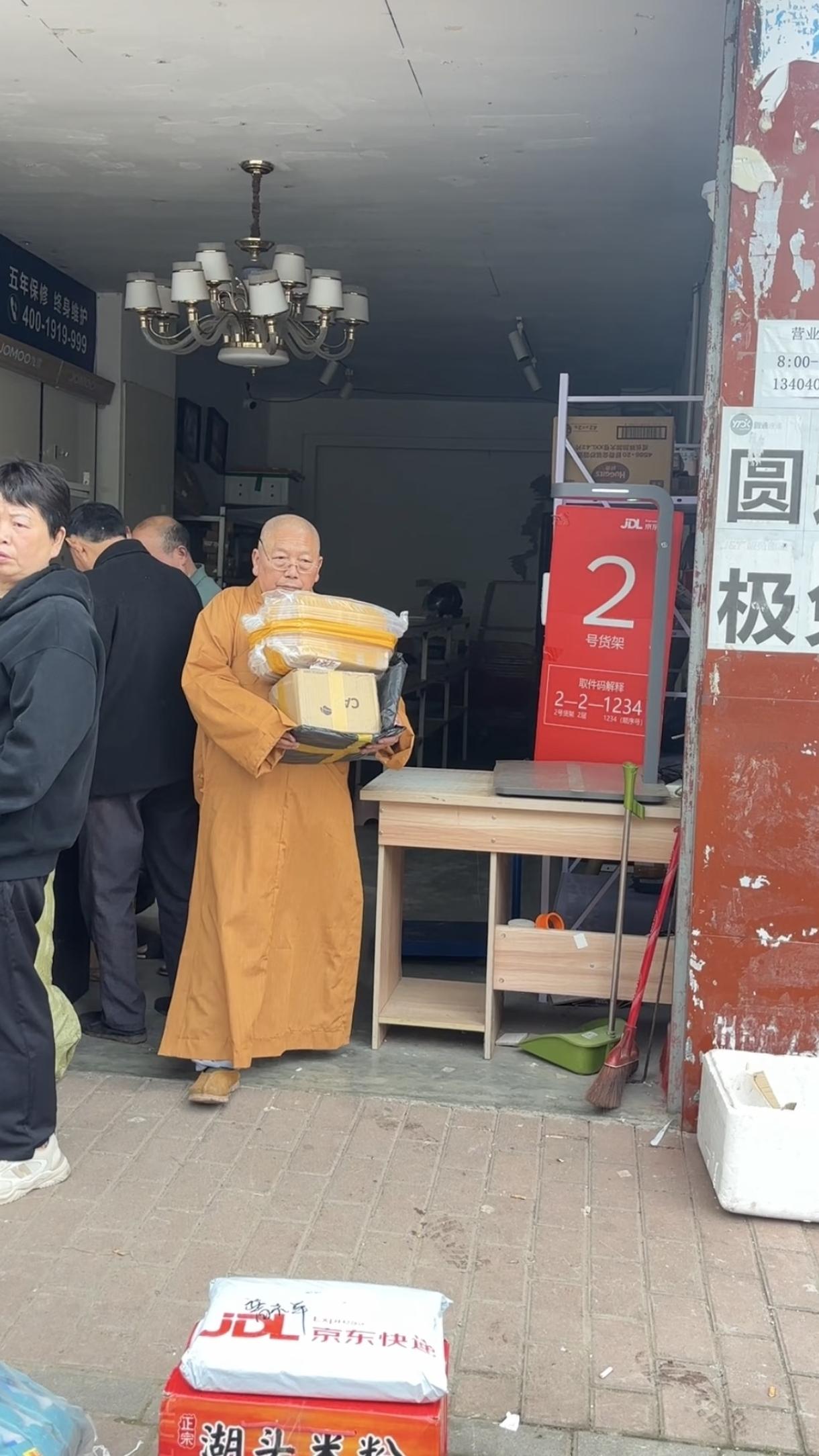 大家可以就近送到自己所在城市的寺院，应该都接收。看着图中师父年纪也大了，还得上山