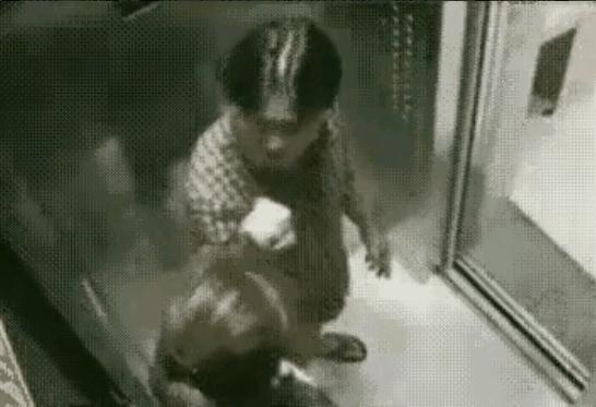 男子在电梯里肆无忌惮的抽烟，一名女子走进电梯，对他说不应该在电梯里吸烟。男子瞬间