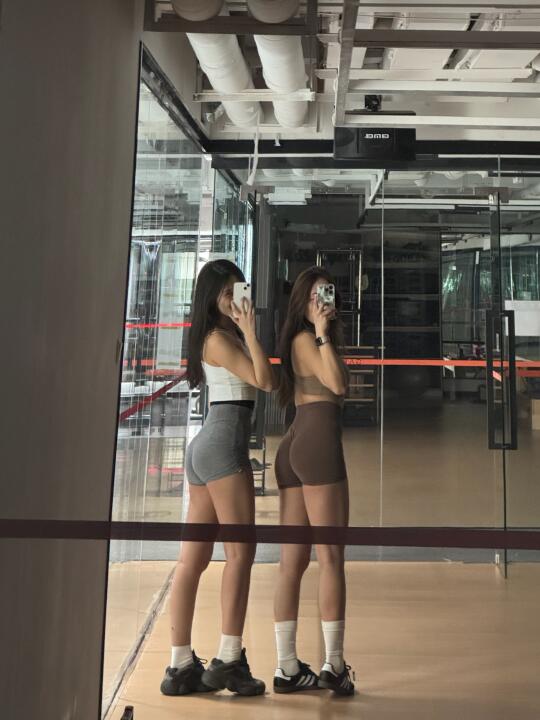 既要见面也要健身 健身女孩 有搭子的快乐谁懂 撸铁女孩 健身穿搭 健身治愈一切