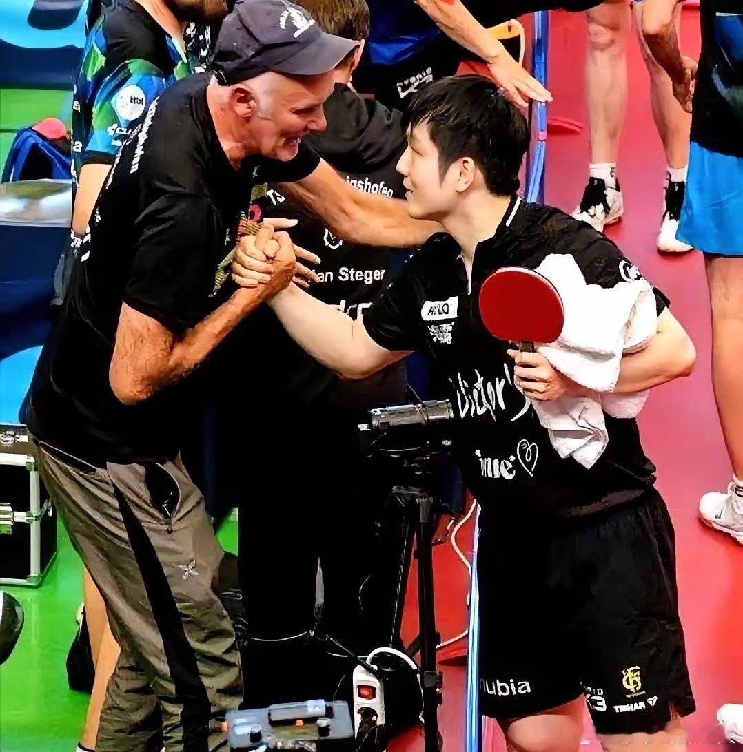 比赛一打完，樊振东没回休息室，直接冲着观众席去了。不是去谢幕，是奔着一个白头发的