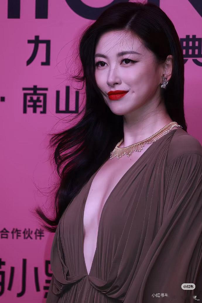 朱珠把外卖袋拎成秀场了朱珠 回看朱珠红毯名场面，优雅大气自带气场，自信的模样格外