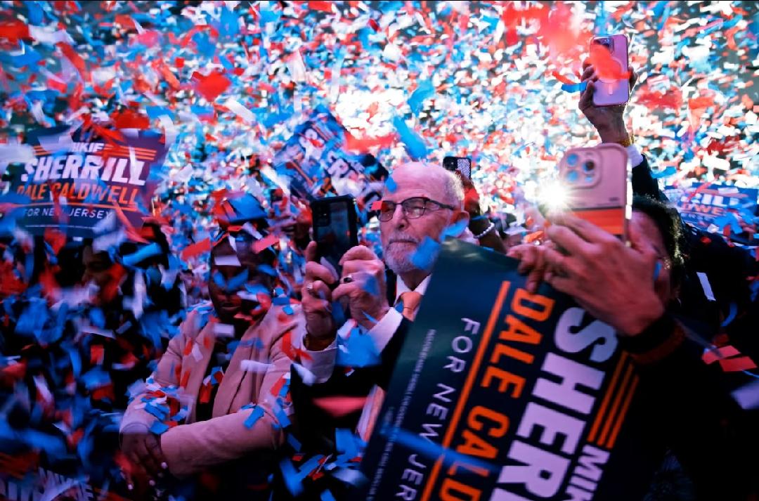 美国民众用投票表达了对特的痛恨和愤怒！
大选夜变成民主党横扫之夜，关键九场投票全