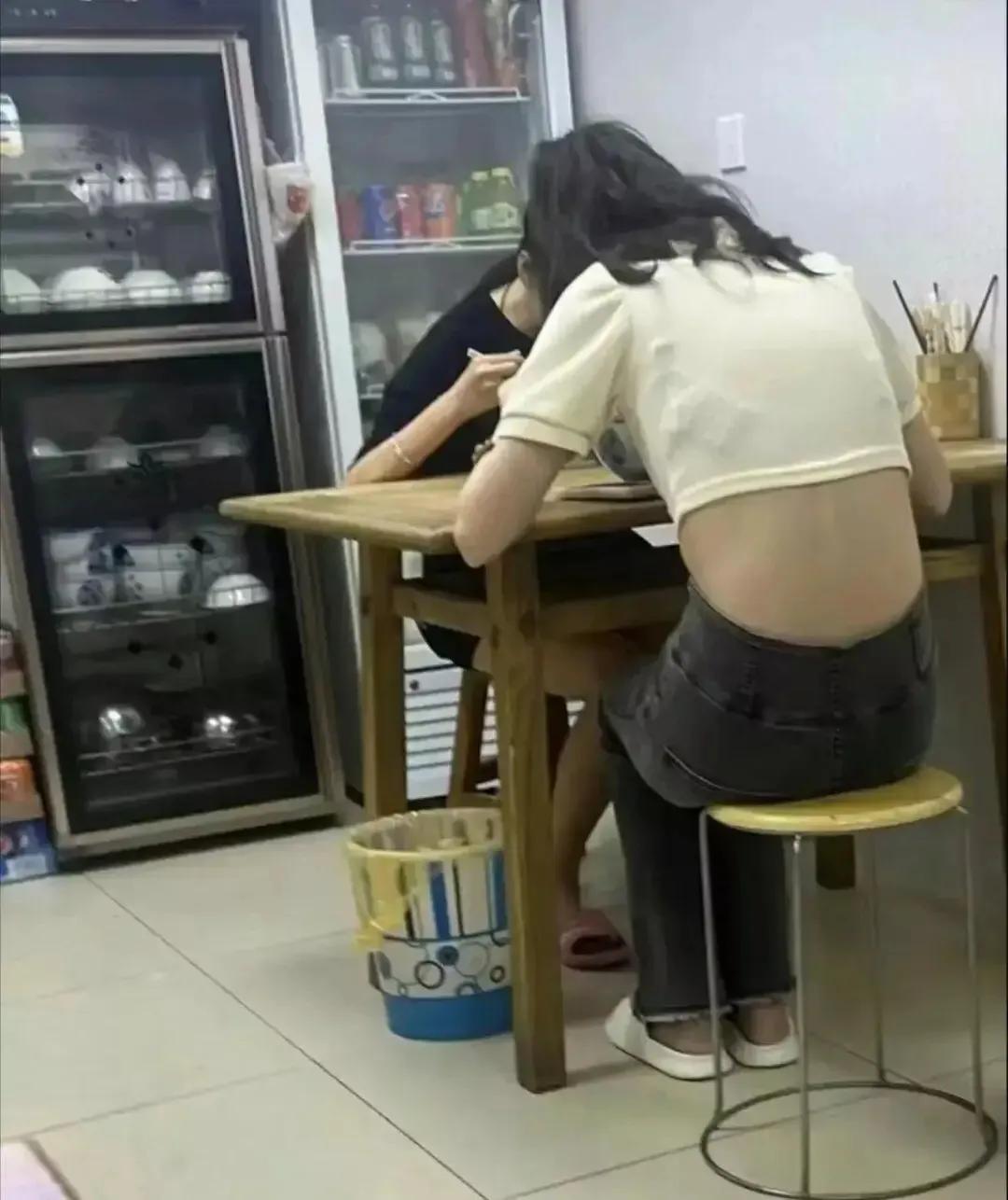 吃早餐遇到的，是起床太着急了？还是质量不行？要不要上去提醒啊？